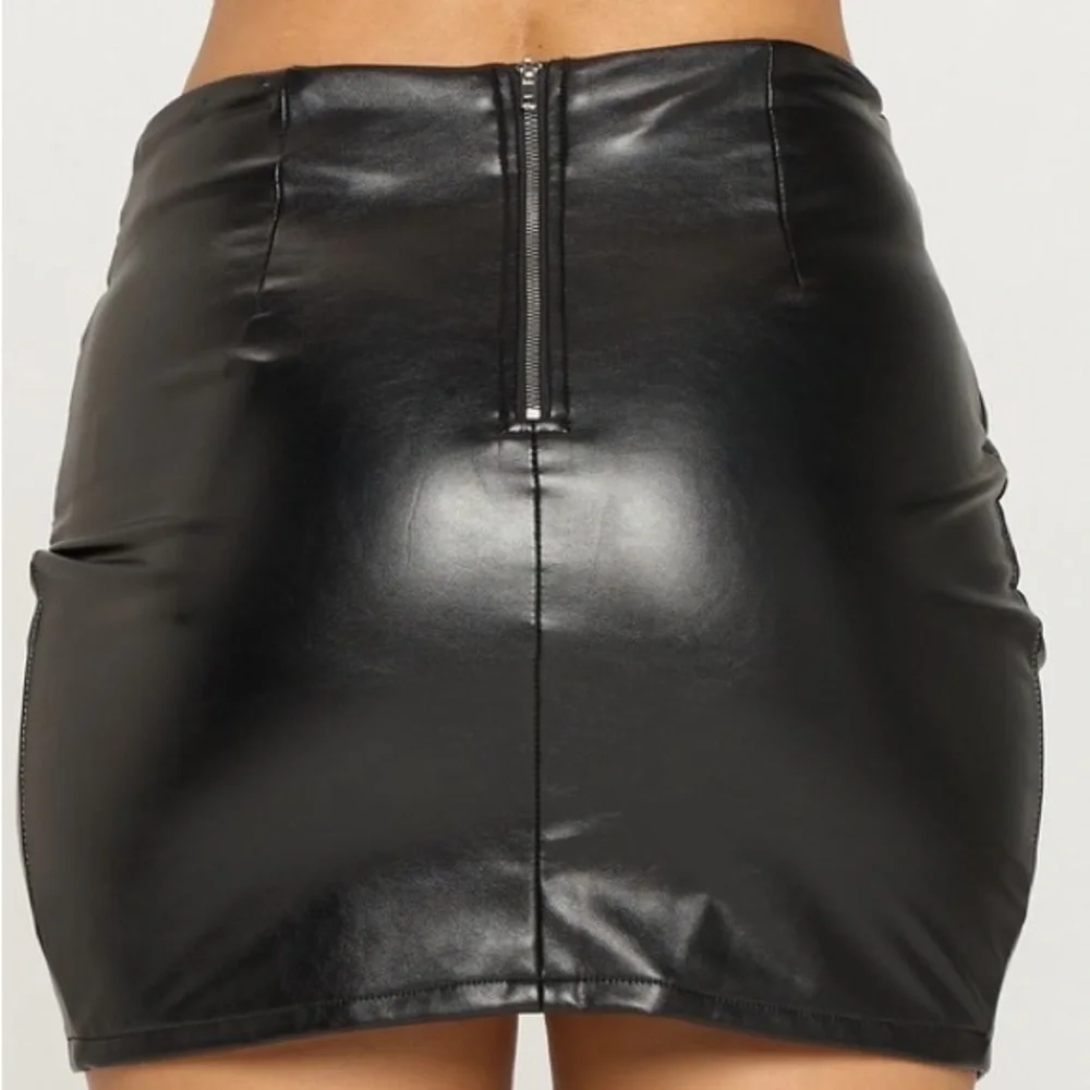 Sexy Dominatrix Matte Black Faux Leather Ruched Zipper Vinyl Mini Skirt - Picture 2 of 5